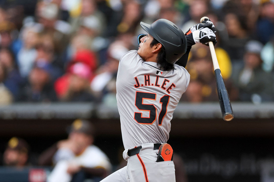 Lee Jung-hoo of the San Francisco Giants hits a solo home run in the eighth inning during a game against the San Diego Padres at Petco Park in San Diego on March 30.  [AFP/YONHAP]