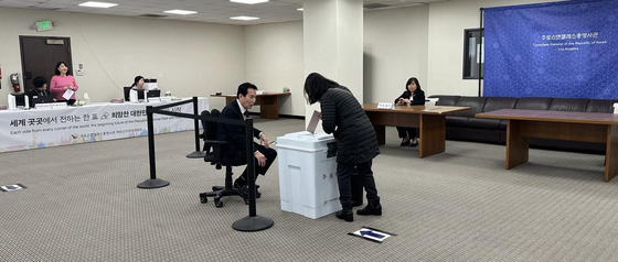 Overseas voters living in the United States cast their ballots at a polling station at the consulate general in Los Angeles last Wednesday. [YONHAP]