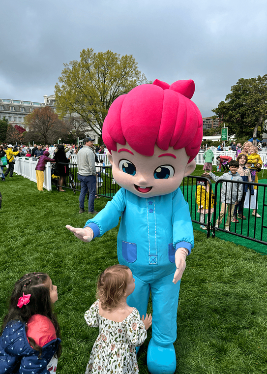 Benefinn meet young local fans at the Easter event hosted by the White House in Washington on Monday. [THE PINKFONG COMPANY]