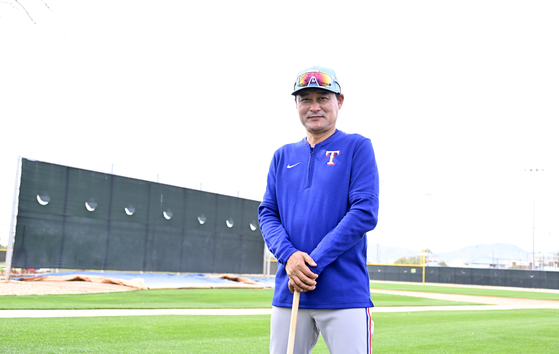 Lee Jong-beom poses in Texas Rangers training gear  [JOONGANG ILBO]