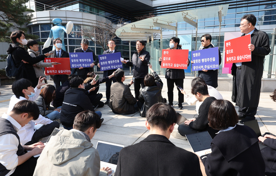 Medical professors picket in front of the Seoul Administrative Court in southern Seoul on March 22 to protest against the government's decision to add 2,000 seats in medical schools' admissions starting next year. [NEWS1] 