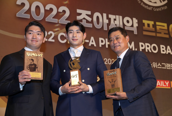 From left: Go Woo-suk, Lee Jung-hoo and Lee Jong-beom pose together after each picking up an award at the 2022 Cho-a Pharm Pro Baseball Awards.  [NEWS1]