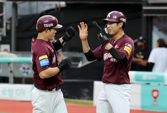 Lee Jung-hoo, right, congratulates Kim Ha-seong during a Kiwoom Heroes game against the KT Wiz at KT Wiz Park in Suwon, Gyeonggi in 2019.  [NEWS1]