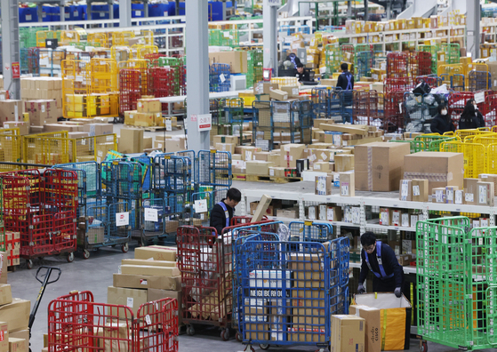 Employees at Incheon Airport Regional Customs inspect stacks of products shipped from overseas at its logistics center on Nov. 22, 2023. [YONHAP]