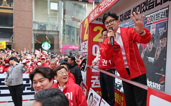 People Power Party (PPP) interim leader Han Dong-hoon speaks during election campaigning in Jung District, Daejeon, on Tuesday. [YONHAP]
