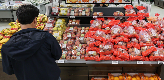 Consumer prices, a key gauge of inflation, gained 3.1 percent in March from a year earlier, according to the data from Statistics Korea on Tuesday. It was driven by agricultural products, including apples and tangerines. A customer shops in a supermarket in Seoul on the day. [NEWS1]