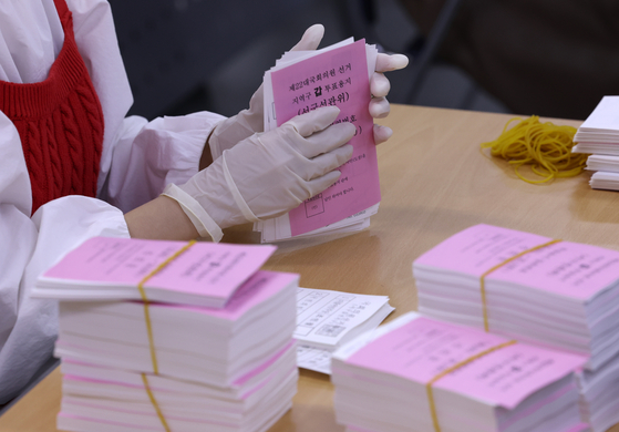 An official arranges stacks of ballots for the April 10 general election at the district election commission office in Seo District, Gwangju, on Wednesday. [YONHAP]