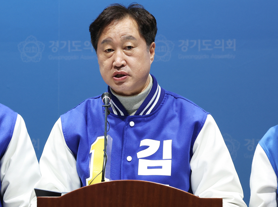 Democratic Party candidate Kim Jun-hyeok, running for the April 10 general election in Suwon-D constituency, speaks about his policy pledges at the Gyeonggido Assembly in Suwon, Gyeonggi, on March 14. [YONHAP] 