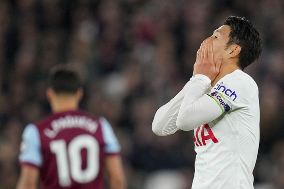 Tottenham Hotspur's Son Heung-min reacts after missing a chance to score during the English Premier League soccer match against West Ham at London Stadium in London, England on Tuesday. [AP/YONHAP]