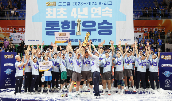 The Incheon Korean Air Jumbos celebrate winning the 2023-24 V League Championship at Sangnoksu Gymnasium in Ansan, Gyeonggi on Tuesday. [YONHAP]