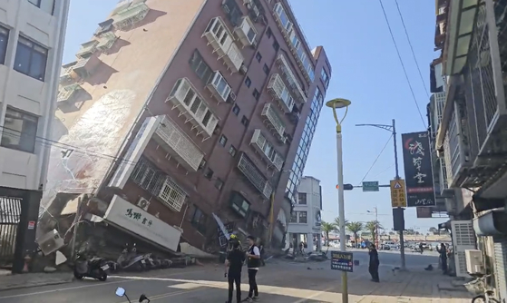A partially collapsed building is seen in Hualien, eastern Taiwan on Wednesday. [AP/YONHAP]