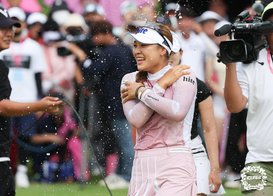Yoon Ina is being congratulated after winning the 2022 Ever Collagen Queens Crown at Lakewood CC in Yangju, Gyeonggi on July 17, 2022. [YONHAP]