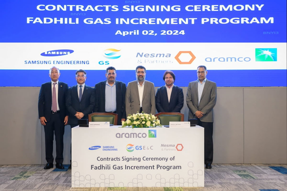Samsung E&A CEO Namkoong Hong second from left, and Saudi Aramco executives pose for the photo after a signing ceremony on Tuesday at Dhahran, Saudi Arabia, to build gas processing facilities for the Fadhili industrial complex. [SAMSUNG E&A]