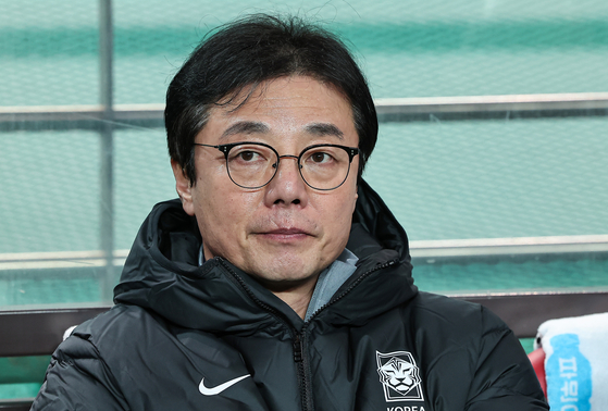 Then-Korean national team interim manager Hwang Sun-hong watches a 2026 World Cup qualifer against Thailand at Seoul World Cup Stadium in western Seoul on March 21. [NEWS1] 