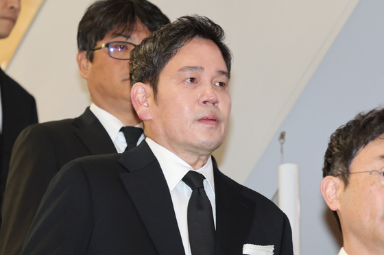 Shinsegae Group Chairman Chung Yong-jin visits the funeral altar provided for the late Hyosung Honorary Chair Cho Suck-rai at the Sinchon Severance Hospital in western Seoul on Monday. [NEWS1] 