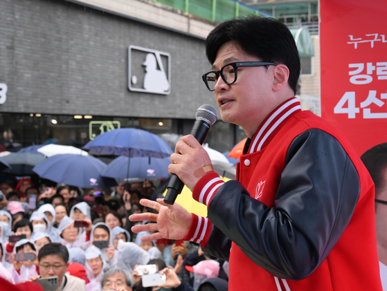 People Power Party interim leader Han Dong-hoon speaks in a campaign in Chungju, North Chungcheong, on Wednesday, a week ahead of the April 10 general election. [JOINT PRESS CORPS] 