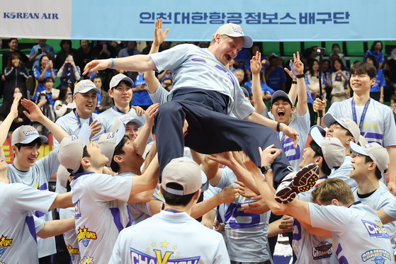 The Incheon Korean Air Jumbos toss head coach Tommi Tiilikainen into the air after winning the 2023-24 V League Championship at Sangnoksu Gymnasium in Ansan, Gyeonggi on Tuesday. [YONHAP]
