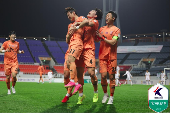 Jeju United players celebrate after Ye Hong-gyu scored a goal during a K League 1 match against Jeonbuk Hyundai Motors at Jeju World Cup Stadium in Jeju on Wednesday. [YONHAP] 