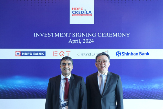 Shinhan Bank CEO Jung Sang-hyuk, right, and HDFC Credila Financial Services CEO Arijit Sanyal at a signing ceremony held in a hotel in Mumbai on Wednesday. [SHINHAN BANK]
