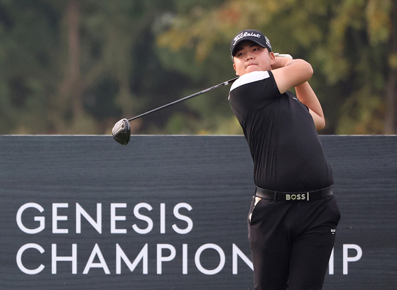 Jang Yu-bin takes a driver tee shot on the 18th hole of the second round of the Genesis Championship at Jack Nicklaus Golf Club Korea in Incheon, on October 13, 2023. [YONHAP]