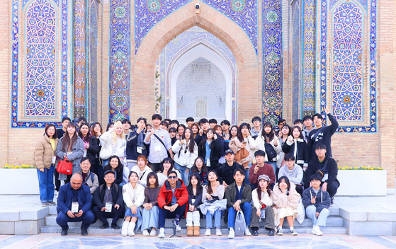 Students participating in the AUT International Winter School program poses for a photo [AJOU UNIVERSITY]