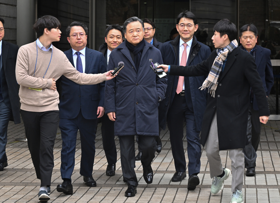 SPC Chairman Hur Young-in attended pre-arrest questioning at the Seoul Central District Court in southern Seoul on Thursday over allegations that he coerced employees to leave their union after entering the courtroom through a non-public corridor. In this photo, Hur is seen leaving the Seoul Central District Court on Feb. 2 after the court acquitted on charges of ordering the sale of affiliate company stocks at a low price to avoid gift tax. [YONHAP]