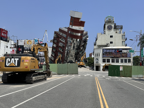 Forklifts and cranes are being deployed to demolish collapsed buildings in Hualien, an eastern town in Taiwan, as a 7.4-magnitude earthquake struck Wednesday morning. [SHIN KYUNG-JIN]