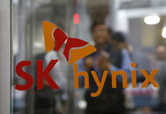 Employee walk past the logo of SK hynix at its headquarters in Seongnam, South Korea, April 25, 2016. [REUTERS/YONHAP]