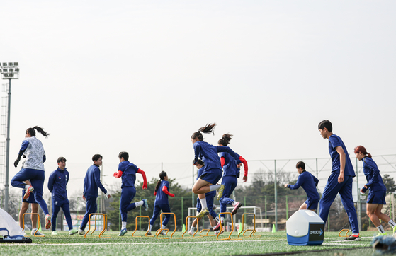 The Korean national women's football team trains ahead of two games against the Philippines at Icheon Sports Complex in Icheon, Gyeonggi on Monday. [NEWS1]