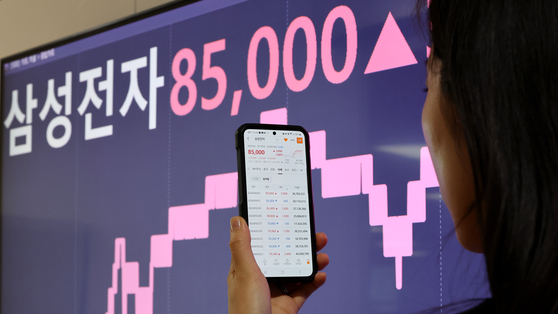 Samsung Electronics's share closing at 85,000 won on Tuesday's session appears on a screen at Yonhap Infomax in central Seoul. [YONHAP]