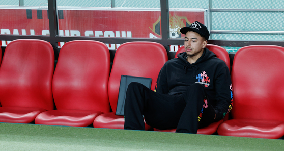Jesse Lingard watches a K League 1 match between FC Seoul and Gimcheon Sangmu from the bench at Seoul World Cup Stadium in western Seoul on Wednesday. [NEWS1]