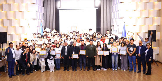 Students participating in the AUT International Winter School pose for a photo with their certificates [AJOU UNIVERSITY]