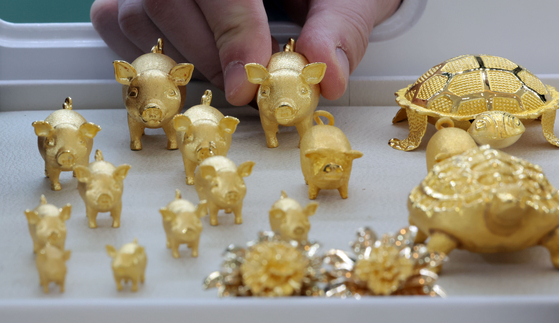 Gold trinkets displayed at the Korea Gold Exchange in Jongno District, central Seoul, on Thursday. [YONHAP]