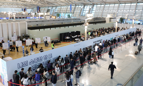 Hundreds of eligible voters partake in early voting for the April 10 general election at a polling station located inside Terminal 1 of Incheon International Airport on Friday. [YONHAP] 