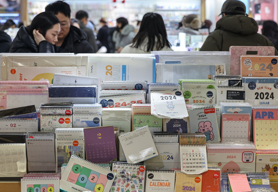 Customers browse calendars for the new year at a Kyobo Hottracks stationery store in Gwanghwamun in Jung District, central Seoul, on Dec. 27. [NEWS1]