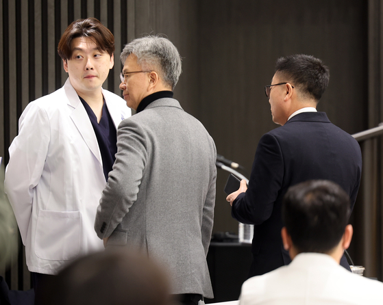 The head of the Korea Intern Resident Association, Park Dan, left, stands during a doctors' meeting held in February at the headquarters of the Korean Medical Association in Yongsan, central Seoul. [YONHAP] 