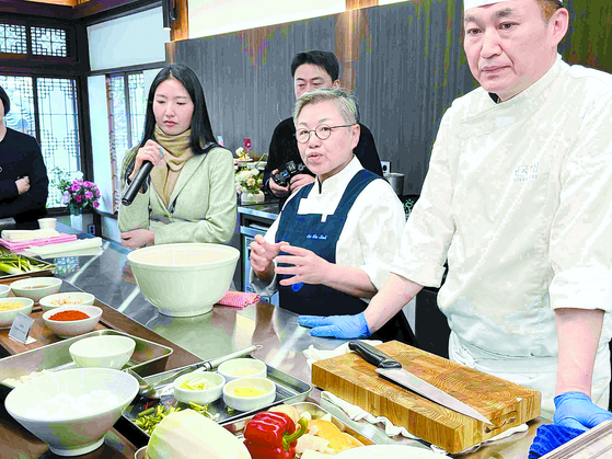 Chef Cho Hee-suk, center, leads the “Kimchi, Jang and Traditional Liquor: Fermentation of Hansik” workshop at the Korea House in Jung District, central Seoul, on Tuesday. [KOREA FOOD PROMOTION INSTITUTE]