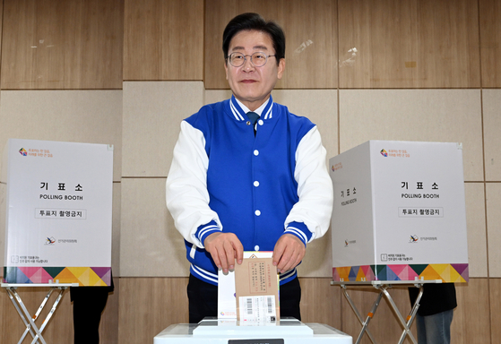 Democratic Party leader Lee Jae-myung casts his ballot at a polling station in Daejeon on Friday, the first day of early voting for the April 10 general election. [NEWS1]