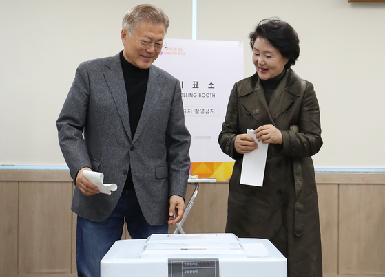 Former President Moon Jae-in and his wife cast their ballots at a polling station in Yangsan, South Gyeongsang, on Friday morning. [NEWS1]