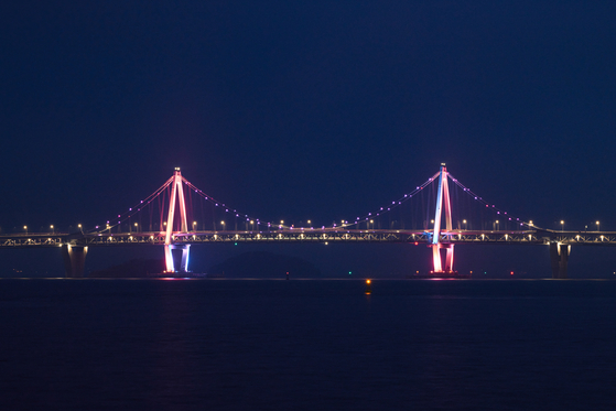 Incheon landmark Yeongjong Bridge was lit up in rose quartz, one of Seventeen's symbolic colors, for three nights from March 19 to April 3. [HYBE]