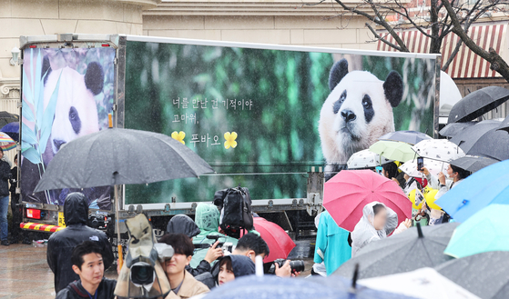 People say goodbye to Fu Bao, secured in the truck, at the farewell event held at Everland on Wednesday morning. [JOINT PRESS CORPS]