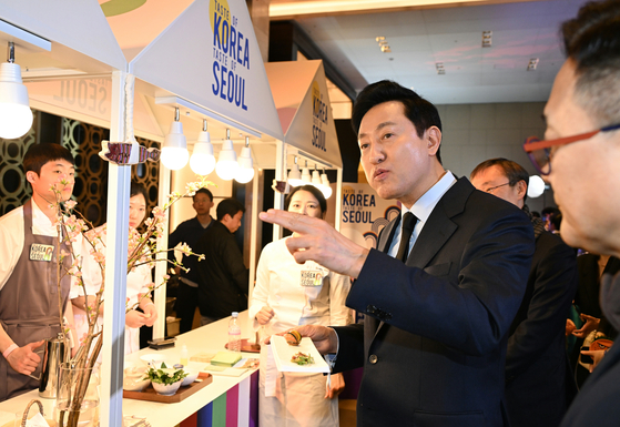 Seoul Mayor Oh Se-hoon visits food stands set up for the Asia's 50 Best Restaurants awards ceremony at Grand InterContinental Seoul Parnas in Gangnam District, southern Seoul, on Tuesday. [YONHAP]