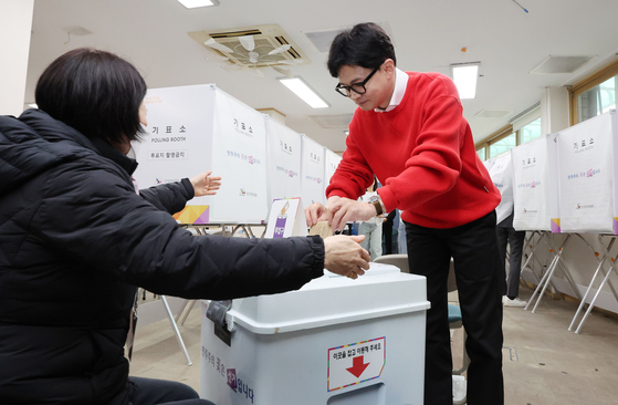 The interim leader of the conservative People Power Party, Han Dong-hoon, cast his ballot on Friday at a polling station located at a community center in Sinchon-dong, Seodaemun District, western Seoul. [NEWS1]