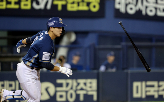The NC Dinos' Seo Ho-cheol flips his bat after hitting an RBI single during a KBO game against the LG Twins at Jamsil Baseball Stadium in southern Seoul on Sept. 22, 2023. [NEWS1] 