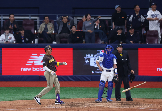San Diego Padres shortstop Dixon Machado flips his bat after hitting a home run during an MLB Seoul Series game against the Los Angeles Dodgers at Gocheok Sky Dome in western Seoul on March 21. [YONHAP] 