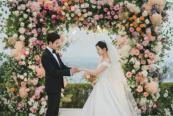 The main couple from ″Queen of Tears″ gets married at the outdoor wedding hall at Aston House in Grand Walkerhill Seoul, Gwangjin District in eastern Seoul. [TVN]