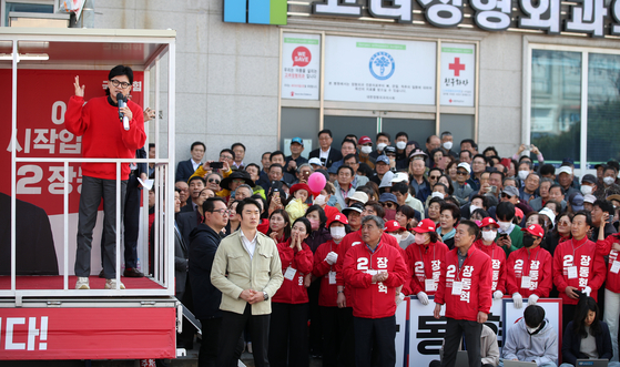 People Power Party interim chief Han Dong-hoon, left, speaks at a rally held in Seocheon County, South Chungcheong, on Sunday, the last weekend to campaign ahead of Wednesday’s general election. [NEWS1]