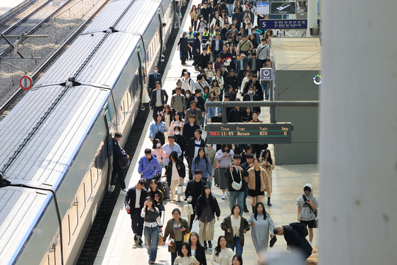  Passengers of a KTX bullet train walk past the departure platform at the Seoul Station in central Seoul on Sunday. Korea's high-speed trains reached a new first-quarter passenger record. [YONHAP]