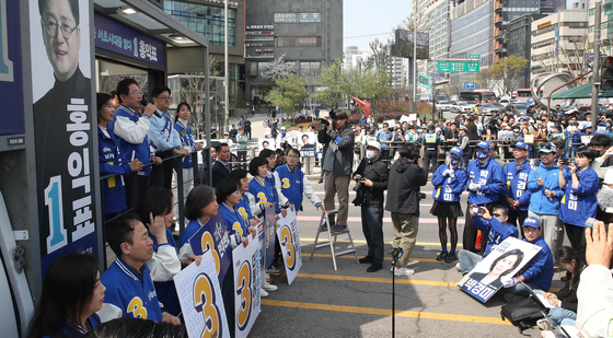 Democratic Party chief Lee Jae-myung, left, speaks at a rally held in Seocho District, southern Seoul, on Sunday, the last weekend to campaign ahead of Wednesday’s general election. [NEWS1]