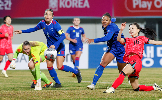 Korea's Jang Sel-gi, right, scores the team's third goal in the second half of their friendly against the Philippines at Icheon Stadium in Icheon, Gyeonggi on Friday. [NEWS1]